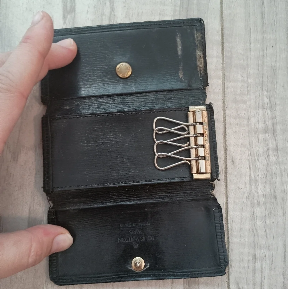 Authentic Louis Vuitton Black Epi Leather 4 Key Case Holder